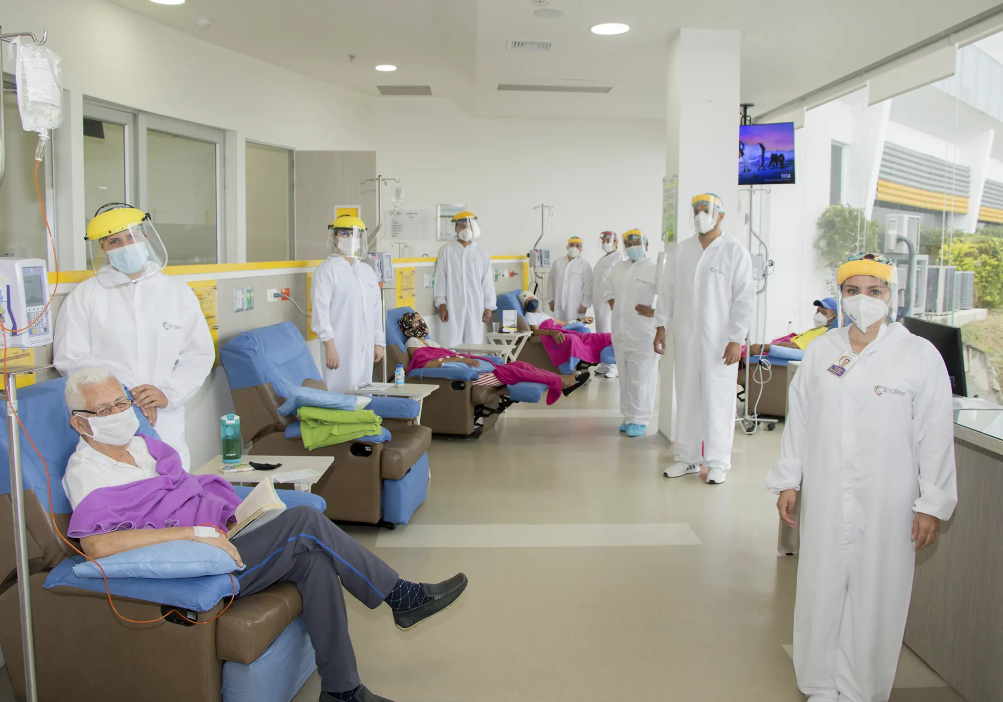 Paciente recibiendo tratamiento de quimioterapia en Clinaltec con el apoyo de un equipo especializado.